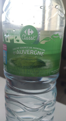 Eau de source de montagne d'auvergne